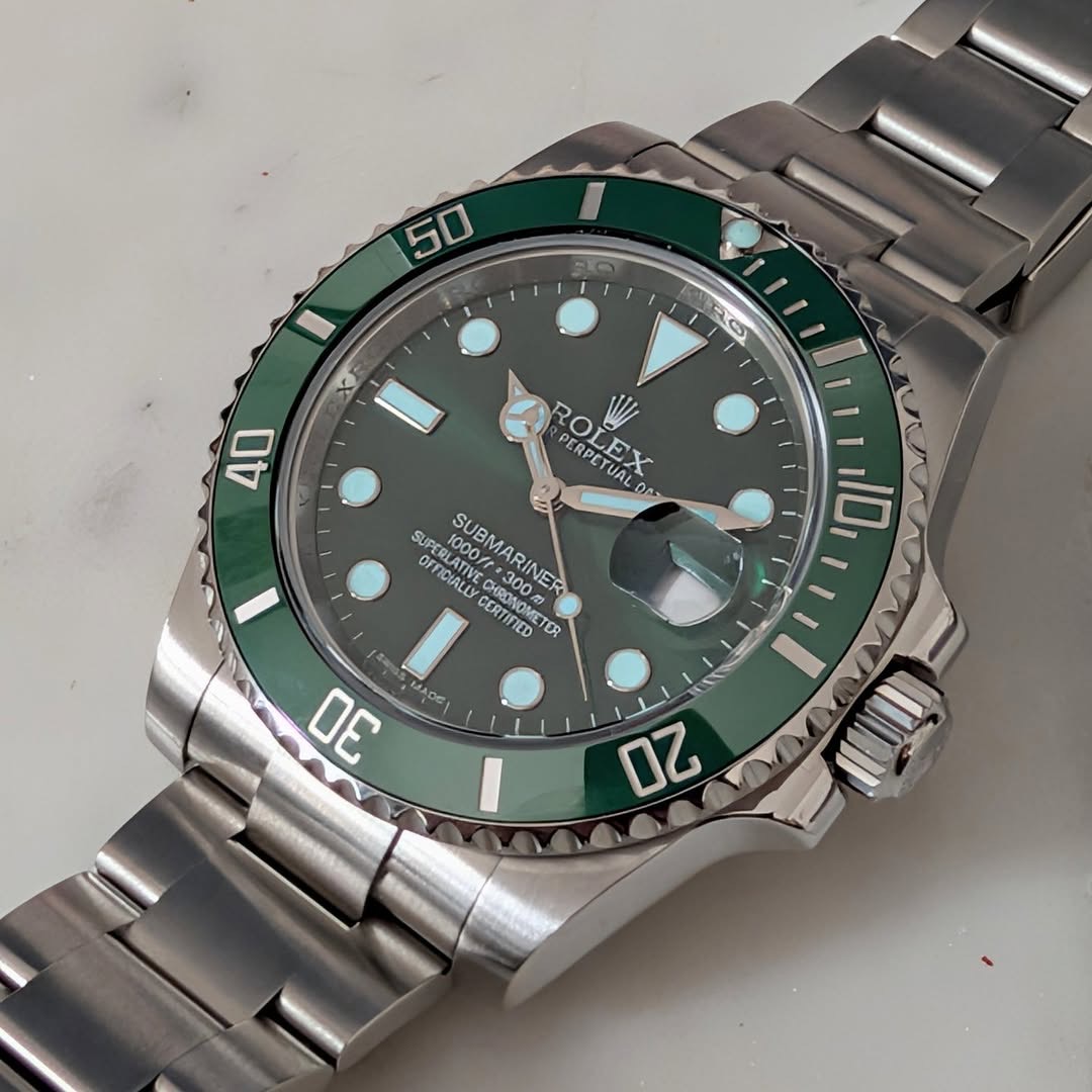 Rolex Submariner Date 40mm Ref. 116610LV “Hulk” Green Sunburst Dial Automatic Full Set (2015) product image 5