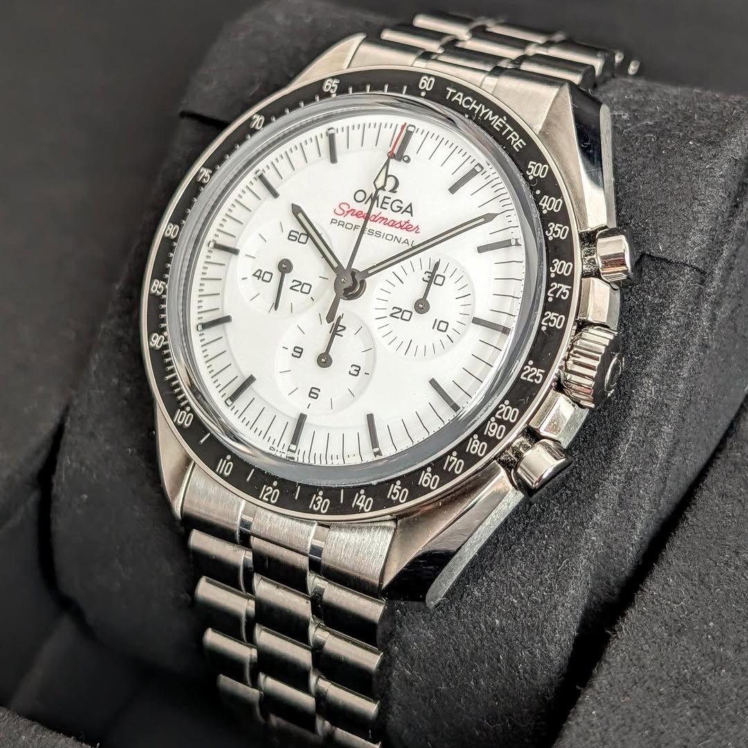 Omega Speedmaster Professional Moonwatch 42mm Ref. 310.30.42.50.04.001 White Dial Sapphire Sandwich Full Set (2025)