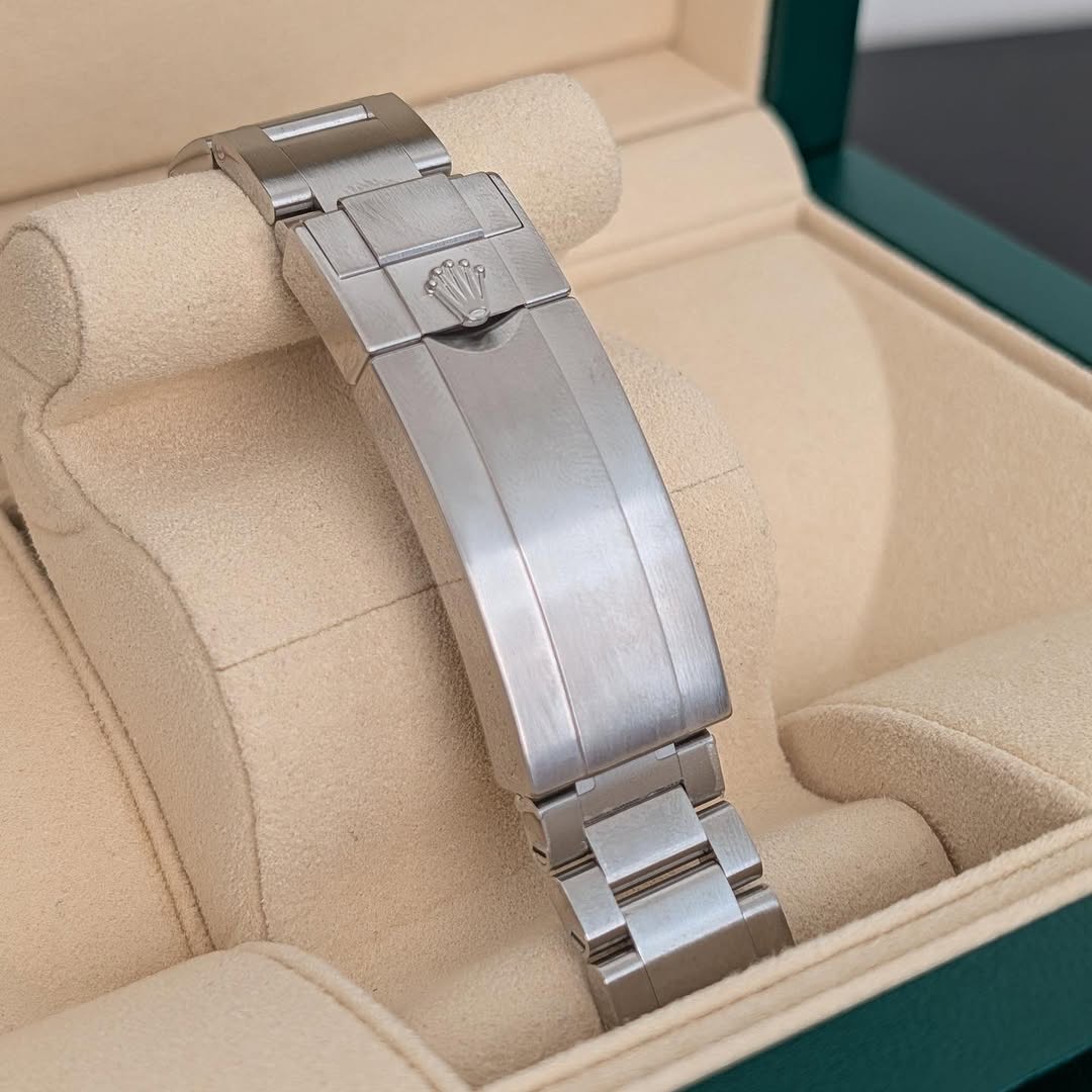 Rolex Submariner Date 40mm Ref. 116610LV “Hulk” Green Sunburst Dial Automatic Full Set Mk III (2017) product image 7