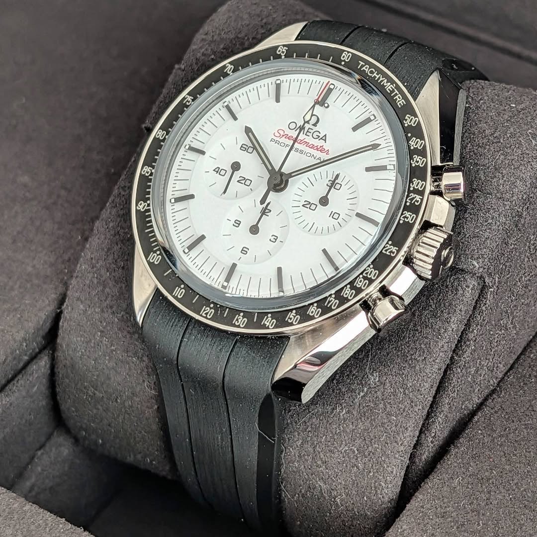 Omega Speedmaster Professional Moonwatch 42mm Ref. 310.30.42.50.04.001 White Dial Sapphire Sandwich Full Set (2024)