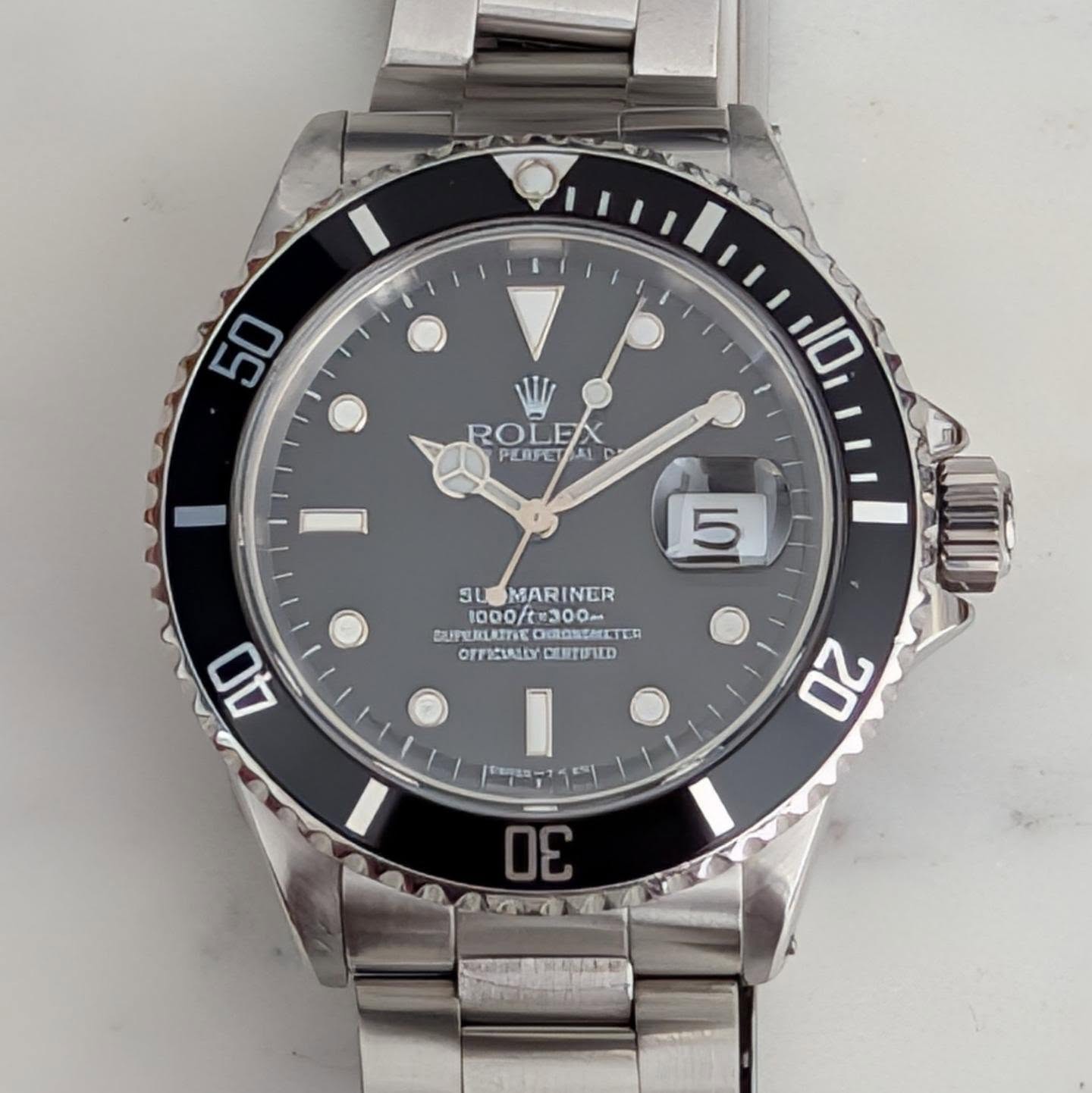 Rolex Submariner Date 40mm Ref. 16610 E-Series Tritium Automatic Vintage Full Set with Rolex Box (1990) product image 9